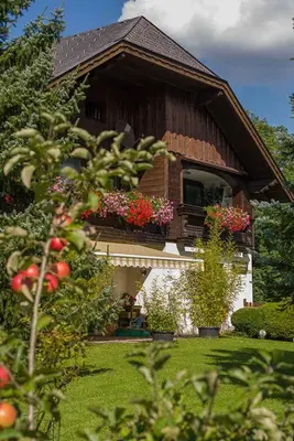 Ein Garten an der Unterkunft Apartment Strobl 2