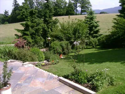 Ein Garten an der Unterkunft Ferienwohnung in Haidach