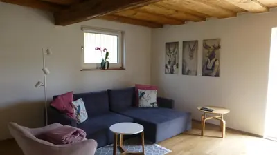 Ein Sitzbereich in der Unterkunft Ferienwohnung Rabennest