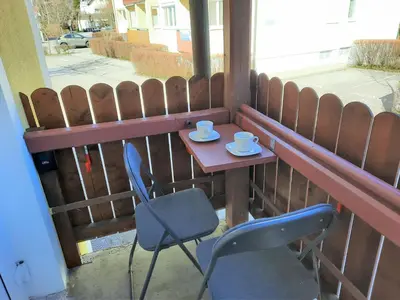 Ein Restaurant oder anderes Speiselokal in der Unterkunft FeWo beim Schloss Orth mit eigenem Parkplatz