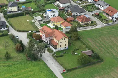 Blick auf Hotel & Fitness Castello aus der Vogelperspektive