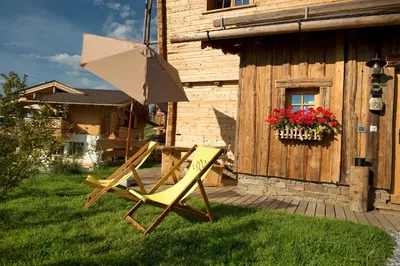 Ein Garten an der Unterkunft Chaletdorf BERGHERZ