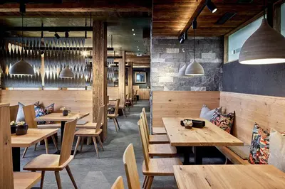 Ein Restaurant oder anderes Speiselokal in der Unterkunft Alpenhotel Perner