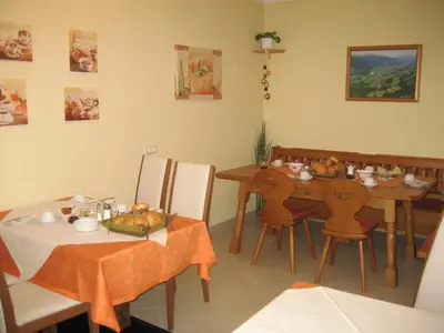 Ein Restaurant oder anderes Speiselokal in der Unterkunft Haus Voithofer