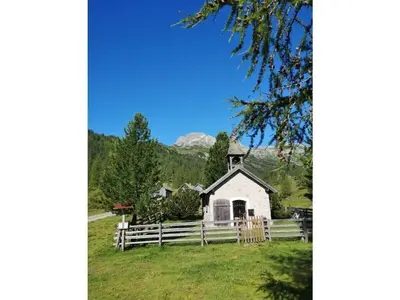 Ein allgemeiner Bergblick oder ein Berglick von des Ferienhauses aus