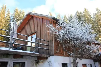 Das Gebäude in dem sich das Chalet befindet