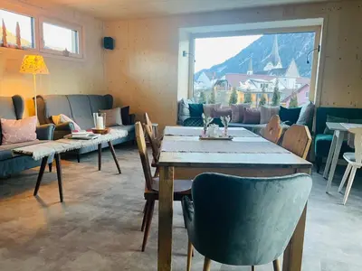 Ein allgemeiner Bergblick oder ein Berglick von des Bed & Breakfasts aus