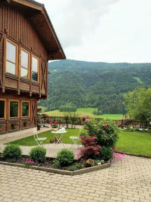 Ein allgemeiner Bergblick oder ein Berglick von des Bed & Breakfasts aus