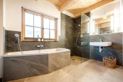 Ein Badezimmer in der Unterkunft Troadkasten Chalet Unterkoller