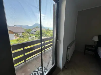 Ein allgemeiner Bergblick oder ein Berglick von des Ferienhauses aus