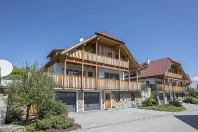 Das Gebäude in dem sich das Ferienhaus befindet