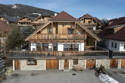 Das Gebäude in dem sich das Ferienhaus befindet