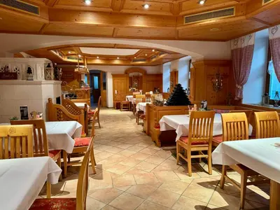 Ein Restaurant oder anderes Speiselokal in der Unterkunft Hotel Ledererwirt