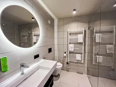 Ein Badezimmer in der Unterkunft Apartment Hideaway Planneralm by Jufa Hotels-1 by Interhome