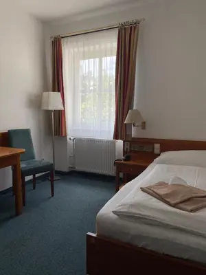 Ein Bett oder Betten in einem Zimmer der Unterkunft OptimaMed Gesundheitsresort Bad Wimsbach