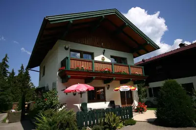 Das Gebäude in dem sich das Ferienhaus befindet