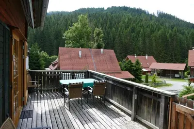 Ein allgemeiner Bergblick oder ein Berglick von des Ferienhauses aus