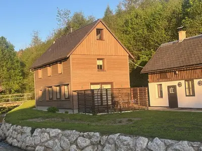 Das Gebäude in dem sich das Ferienhaus befindet
