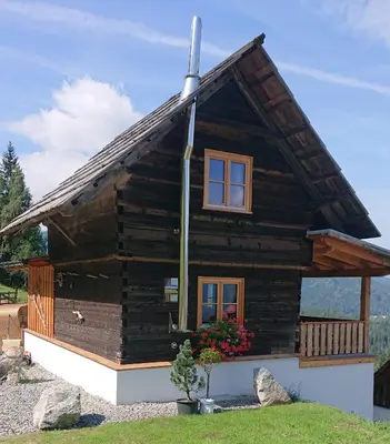Das Gebäude in dem sich das Ferienhaus befindet