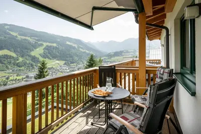 Ein allgemeiner Bergblick oder ein Berglick von der Ferienwohnung aus