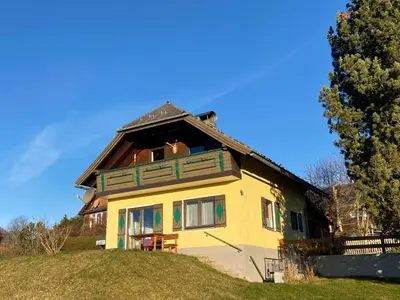 Das Gebäude in dem sich das Ferienhaus befindet