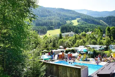 Ein allgemeiner Bergblick oder ein Berglick von des Campingplatzes aus