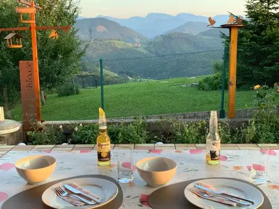Ein allgemeiner Bergblick oder ein Berglick von des Ferienhauses aus