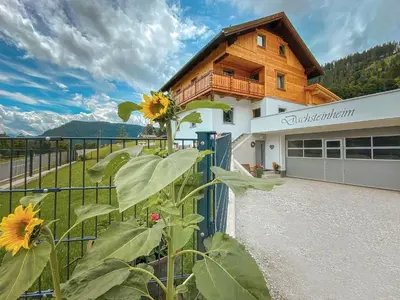 Ein allgemeiner Bergblick oder ein Berglick von des Ferienhauses aus