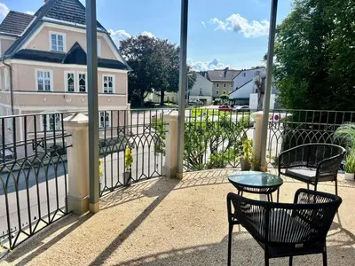 Ein Balkon oder eine Terrasse in der Unterkunft Luxus-Apartment in historischer Villa, Balkon & Lift, Nähe Therme Bad Hall