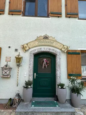 Eine Fassade oder ein Eingang zu Frische Bergluft und ländlicher Charme - Ihr aktiver Urlaub am Mühlauhof