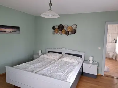 Ein Bett oder Betten in einem Zimmer der Unterkunft Ferienwohnung direkt am See 2