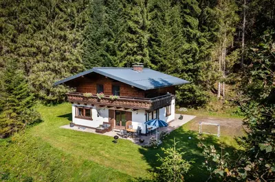 Das Gebäude in dem sich das Ferienhaus befindet