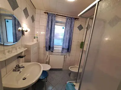 Ein Badezimmer in der Unterkunft Ferienwohnung direkt am See 1