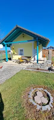 Das Gebäude in dem sich das Ferienhaus befindet