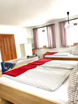 Ein Bett oder Betten in einem Zimmer der Unterkunft Landhaus mit Familienglück und Ofenwärme