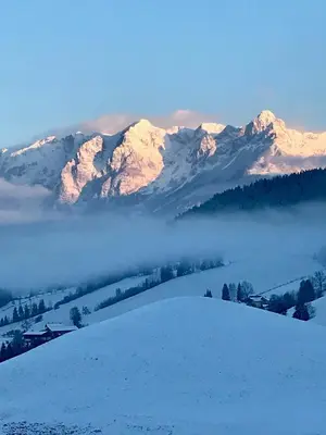 Ein allgemeiner Bergblick oder ein Berglick von des Ferienhauses aus