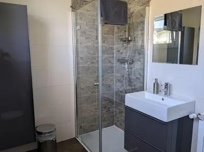 Ein Badezimmer in der Unterkunft Schöne Wohnung mit Terrasse, Garten und-Pool