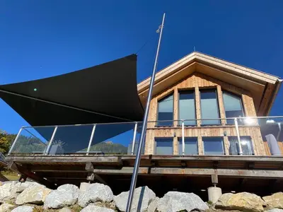 Das Gebäude in dem sich das Ferienhaus befindet