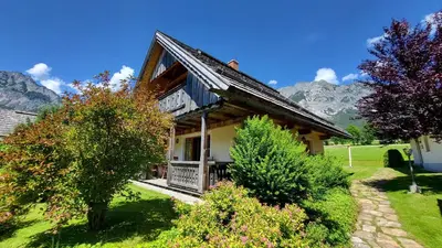 Ein allgemeiner Bergblick oder ein Berglick von des Ferienhauses aus