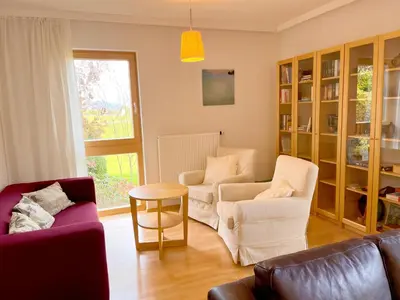 Ein Sitzbereich in der Unterkunft Chalet Attersee - ganzes Ferienhaus, Seeblick, Kamin, Sauna