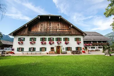 Das Gebäude in dem sich der Bauernhof befindet