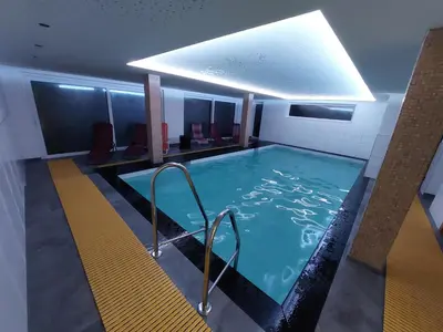 Der Swimmingpool an oder in der Nähe von Glücksplatz im Lärchenhof Mauterndorf