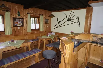 Ein Restaurant oder anderes Speiselokal in der Unterkunft Wurzeggeralm