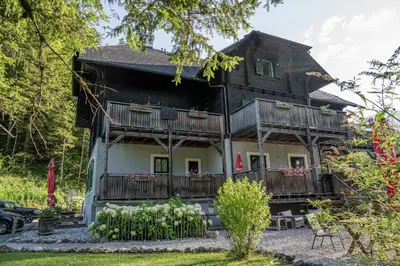Ein Garten an der Unterkunft Nationalpark Gesäuse Lodge