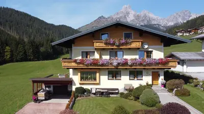 Ein allgemeiner Bergblick oder ein Berglick von der Ferienwohnung aus