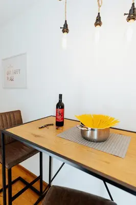 Getränke in der Unterkunft ArVia Living - Ferienwohnung in Altmünster, zentrale Lage, 7 Min Gehweg zum Traunsee, Küche, gratis Parkplatz & WLAN