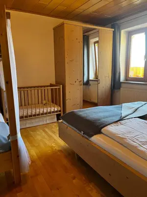 Ein Bett oder Betten in einem Zimmer der Unterkunft Ferienwohnungen Berger im zweiten Stock