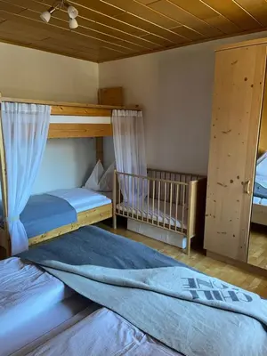 Ein Bett oder Betten in einem Zimmer der Unterkunft Ferienwohnungen Berger im zweiten Stock