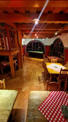 Ein Restaurant oder anderes Speiselokal in der Unterkunft Schffenbichl Hütte
