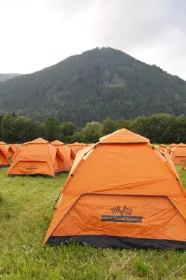 Ein allgemeiner Bergblick oder ein Berglick von der Zelt-Lodge aus